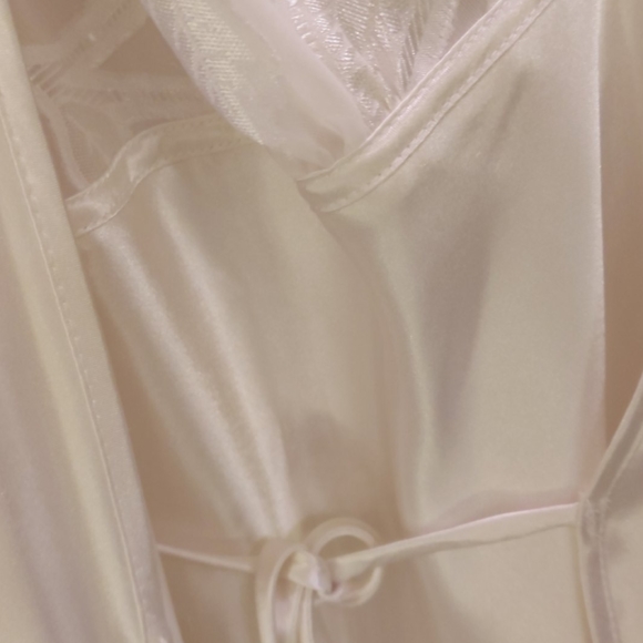 Nightgown & Housecoat - Picture 6 of 11